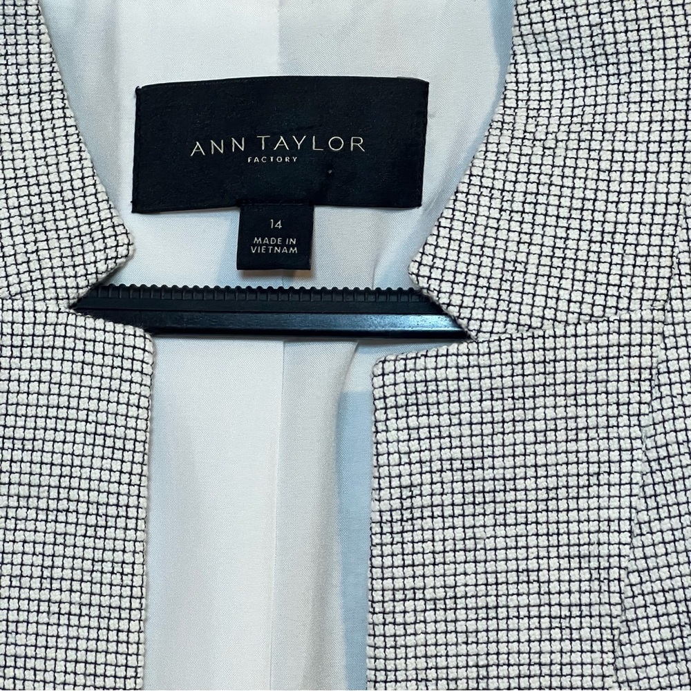 Ann Taylor Factory Women's Light Gray Blazer - Picture 4 of 6